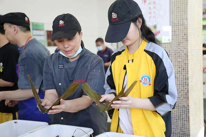  广州万通学子包了个粽子过端午
